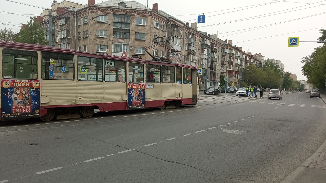 В Челябинске трамвай столкнулся с автомобилем, возникла большая пробка В Челябинске трамвай столкнулся с автомобилем, возникла большая пробка