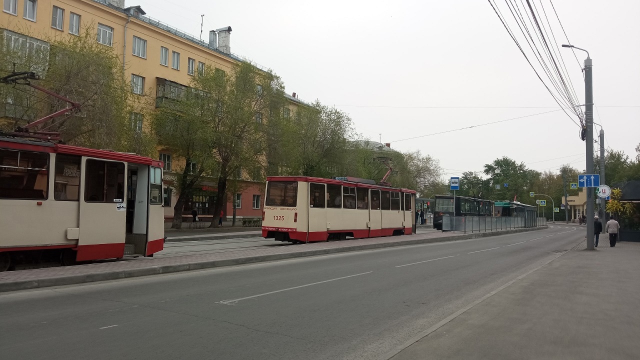 В Челябинске трамвай столкнулся с автомобилем, возникла большая пробка В Челябинске трамвай столкнулся с автомобилем, возникла большая пробка