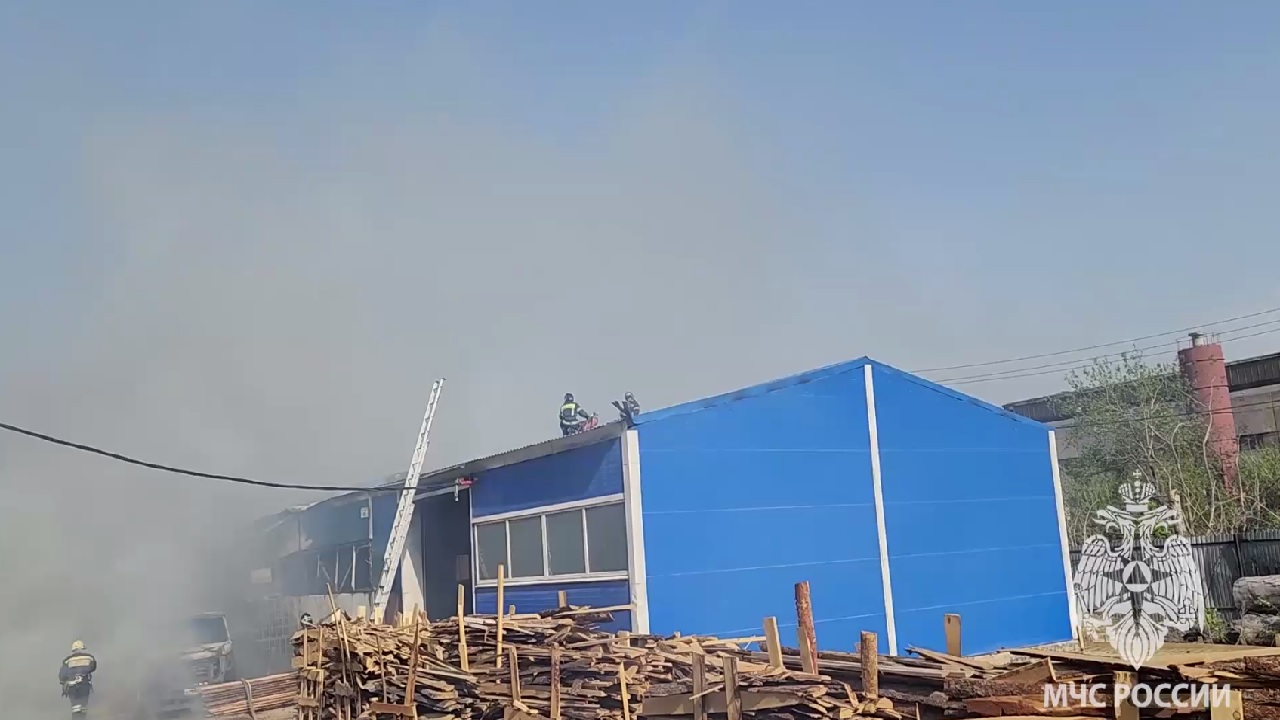 Пожар вспыхнул на предприятии в Челябинске ВИДЕО Пожар вспыхнул на предприятии в Челябинске ВИДЕО