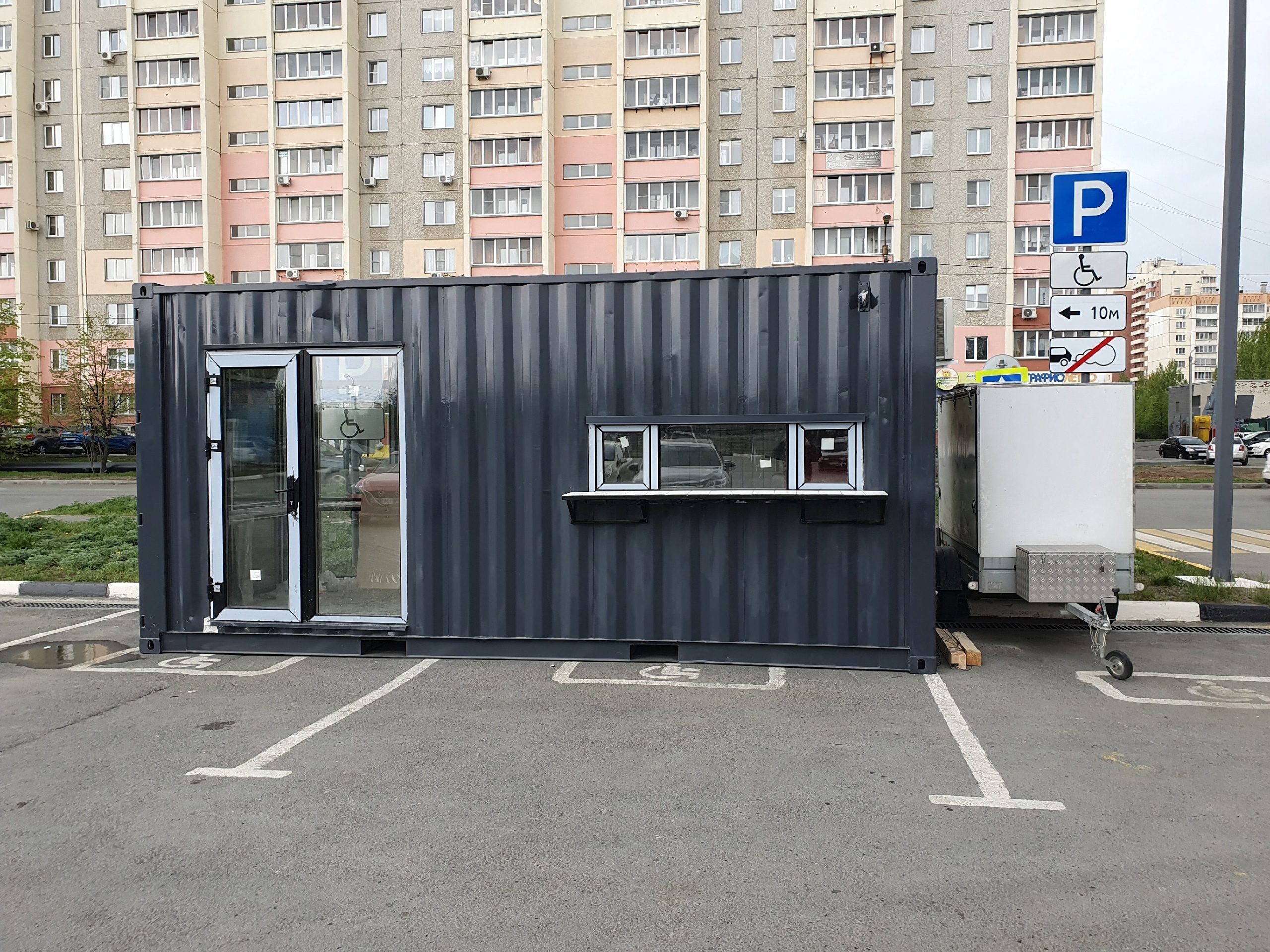"А что, так можно было?": в Челябинске на парковке для инвалидов появилась пиццерия 