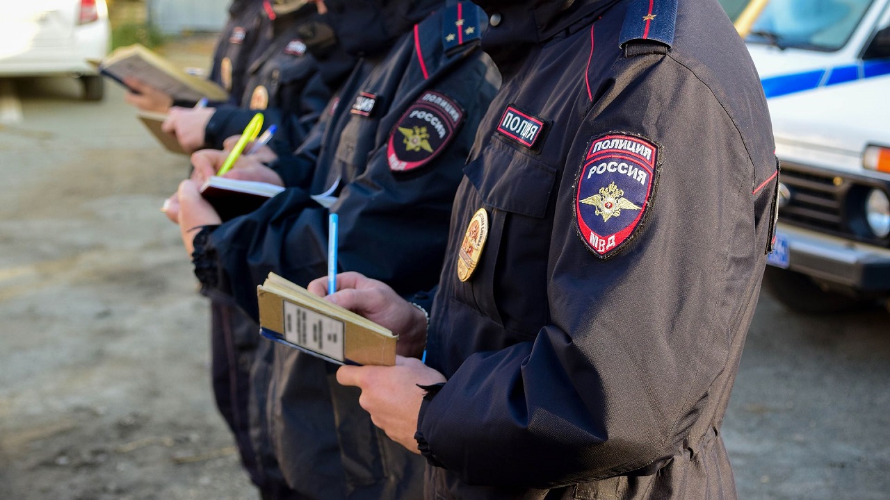 В Челябинске полицейские накрыли "резиновую" квартиру, где нелегально прописали 9 мигрантов