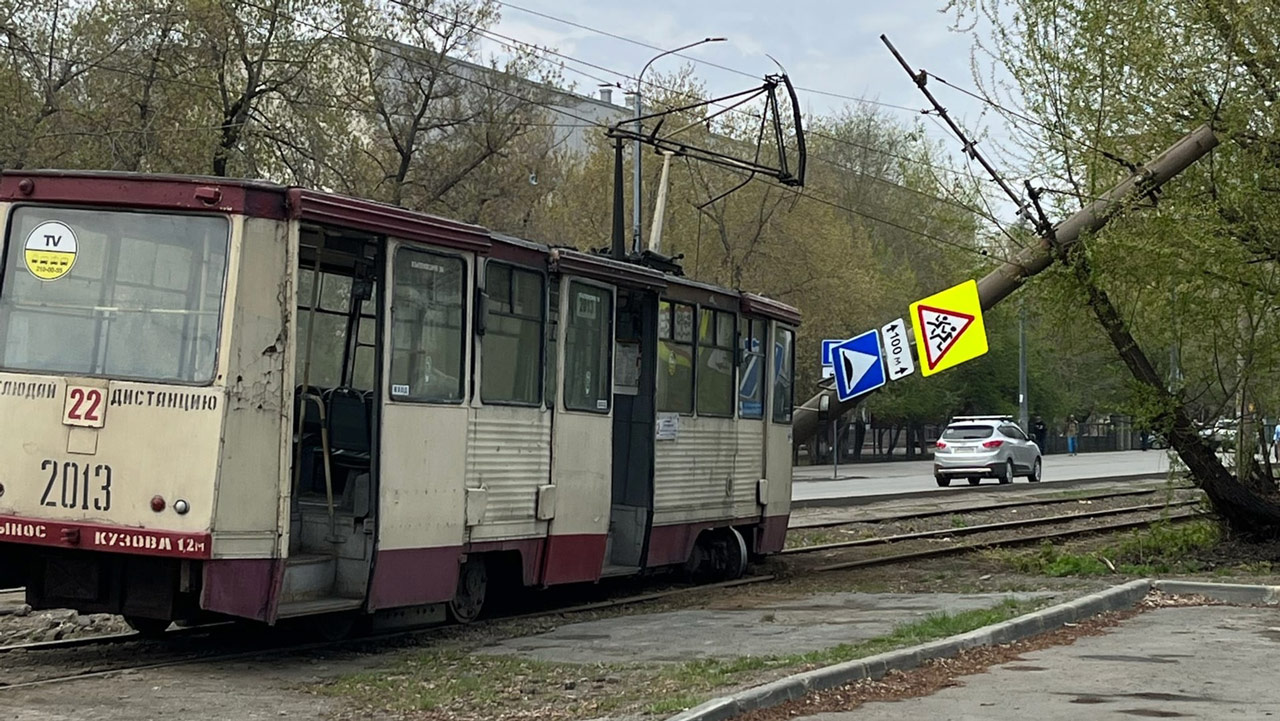 Трамвай сошел с рельсов и протаранил столб в Челябинске