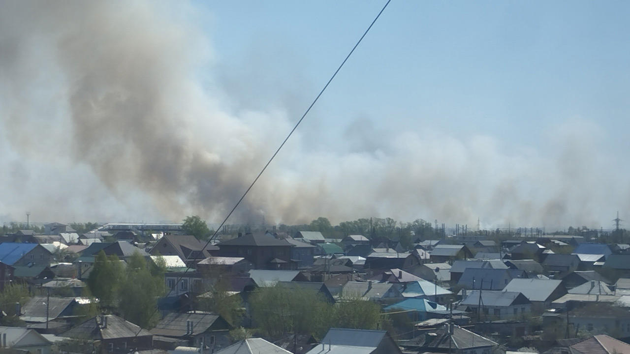 Ландшафтный пожар перешел на садовые дома под Челябинском
