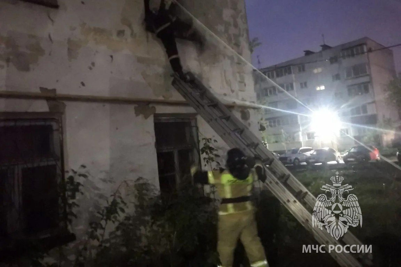 Шесть человек спасли при пожаре в жилом доме в Челябинске