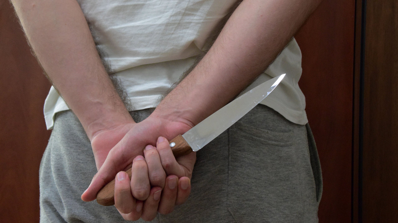 В Челябинске мужчина с ножом напал на 17-летнего парня: молодой человек погиб