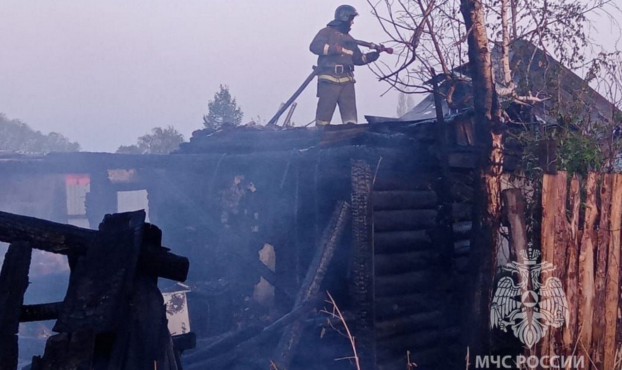 На пожаре в Челябинской области погиб человек, еще один получил ожоги 