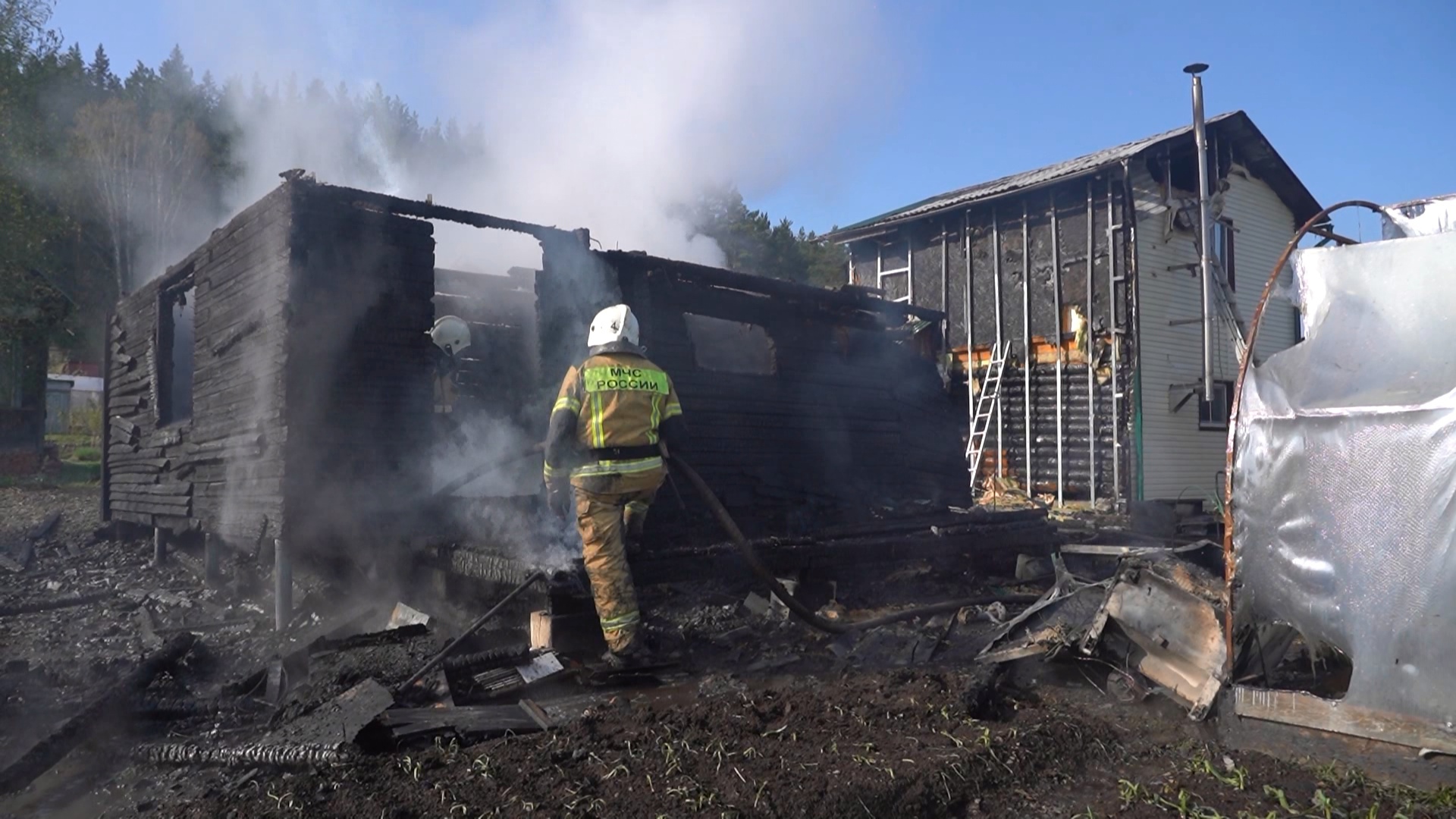 Под Златоустом сгорели несколько частных домов и автомобилей, пострадали люди