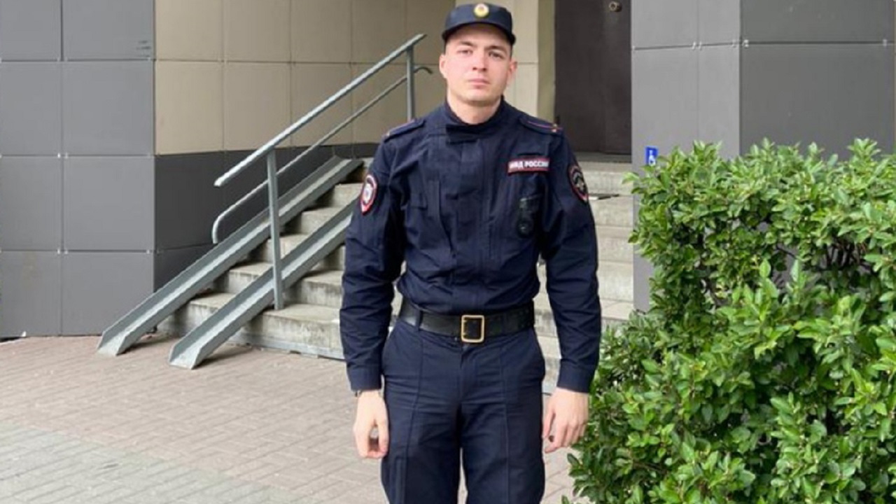 Хозяин оказался в больнице: в Челябинске полицейский спас собаку от голода