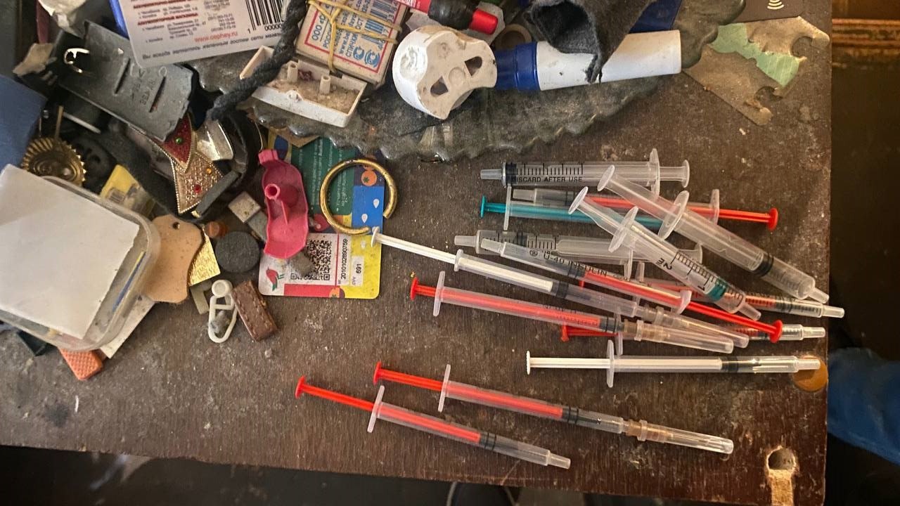 Полицейские в Челябинске накрыли наркопритон с десятками шприцов