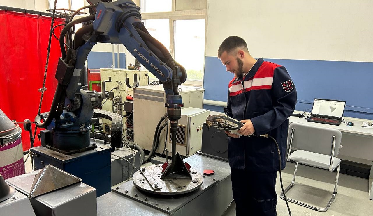 Будущих токарей и фрезеровщиков в Челябинске учат управлять роботами