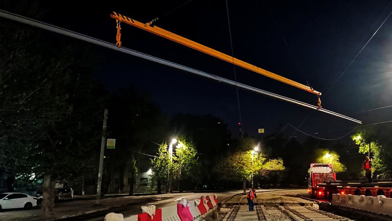 В Челябинске укладывают новые трамвайные рельсы вдвое длиннее обычных