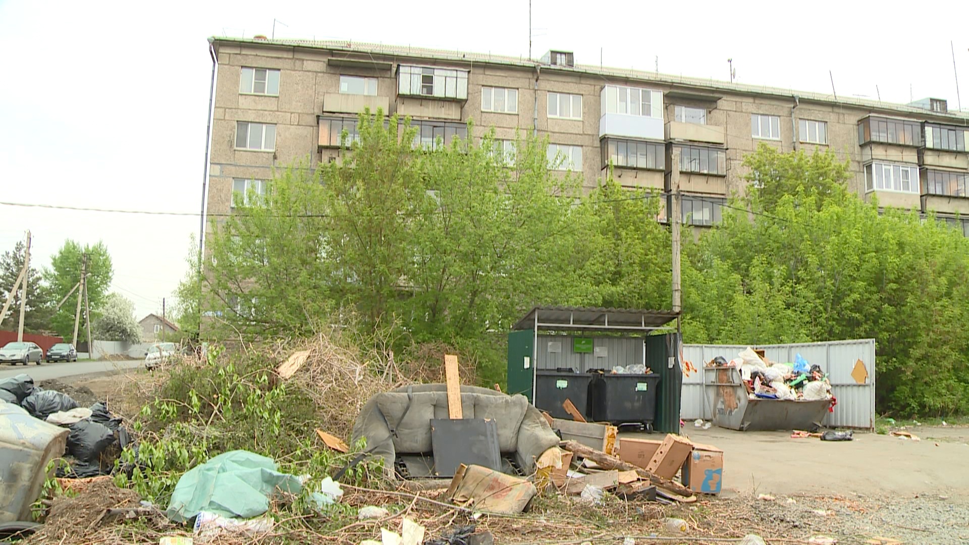 Жители многоэтажки в Магнитогорске два года не могут избавиться от свалки у дома