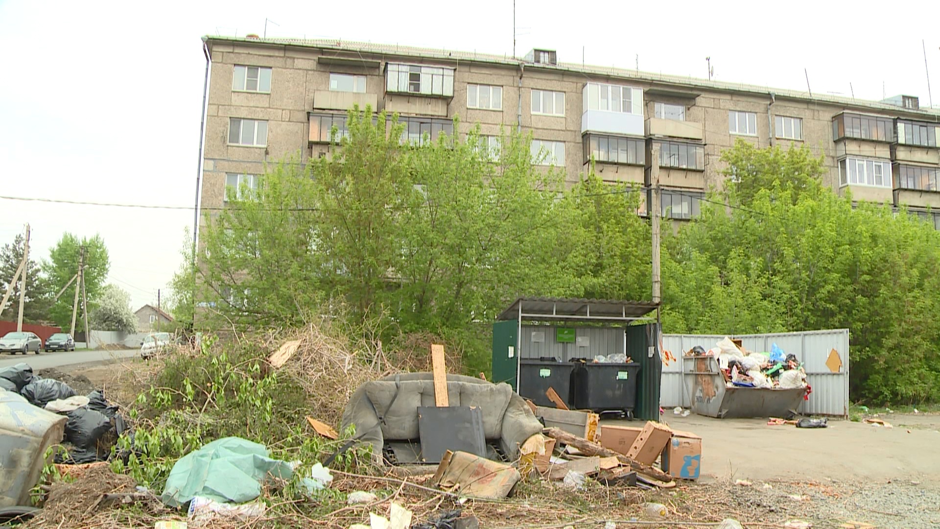 Жители многоэтажки в Магнитогорске два года не могут избавиться от свалки у дома Жители многоэтажки в Магнитогорске два года не могут избавиться от свалки у дома