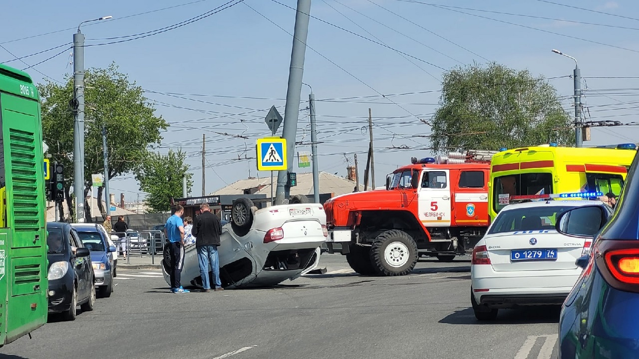 Иномарка перевернулась на перекрестке в Челябинске ВИДЕО Иномарка перевернулась на перекрестке в Челябинске ВИДЕО
