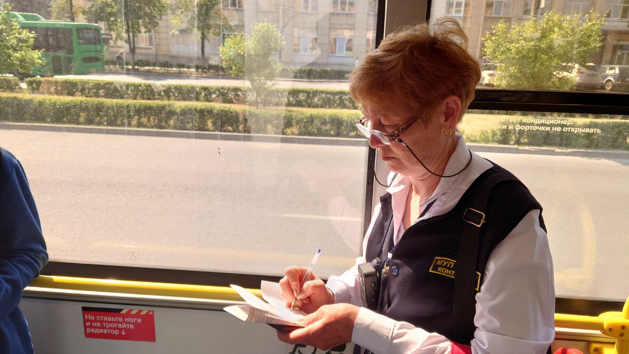 В День счастливого билетика жителям Челябинска раздают подарки