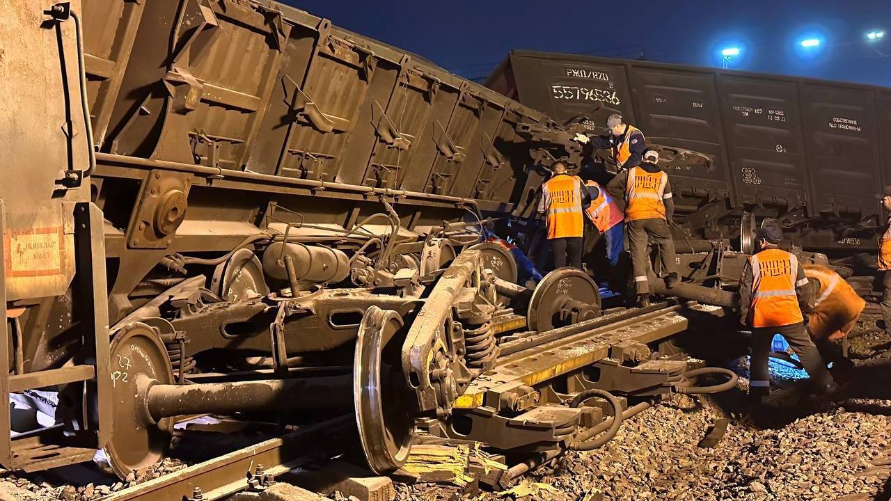 2 вагона с щебнем опрокинулись на железной дороге в Челябинске