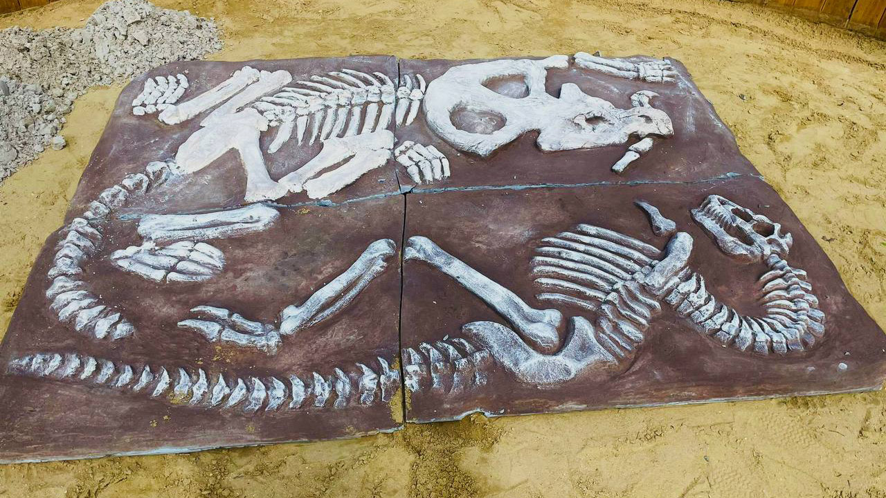 "Скелет динозавра" появился в сквере в центре Челябинска