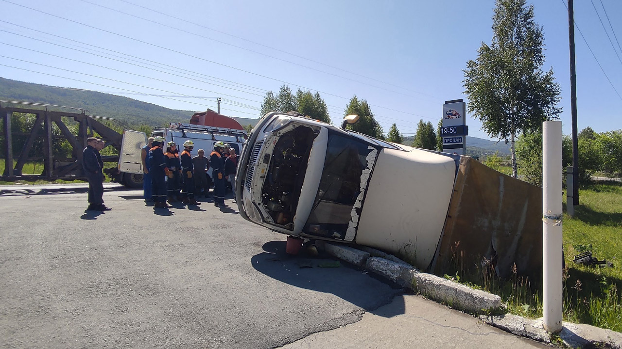 Два грузовика столкнулись в Челябинской области, есть пострадавший