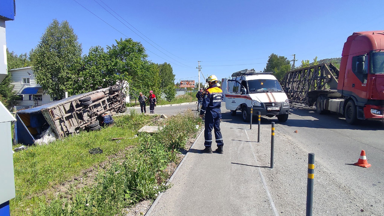 Два грузовика столкнулись в Челябинской области, есть пострадавший