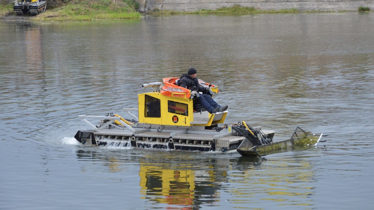 Вездеходы-амфибии очистят русло реки Миасс в Челябинске от тины