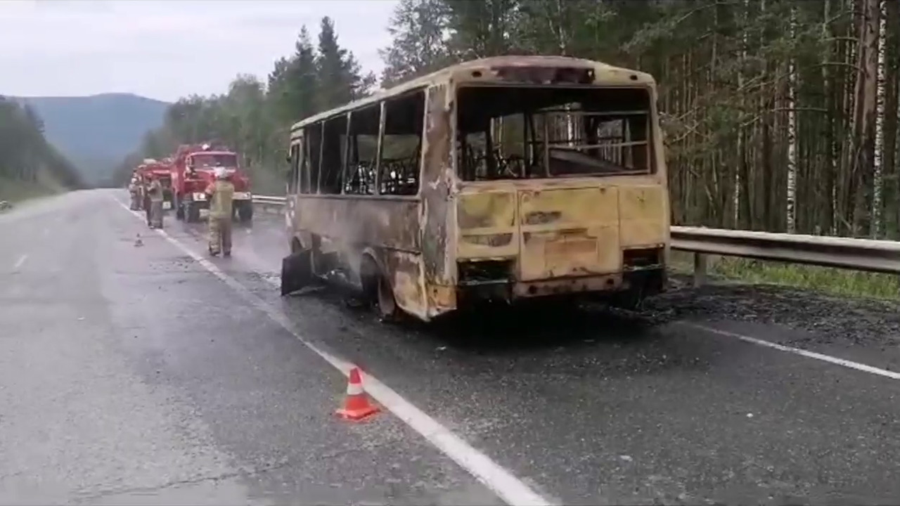 Автобус сгорел на трассе М5 "Урал" в Челябинской области Автобус сгорел на трассе М5 "Урал" в Челябинской области