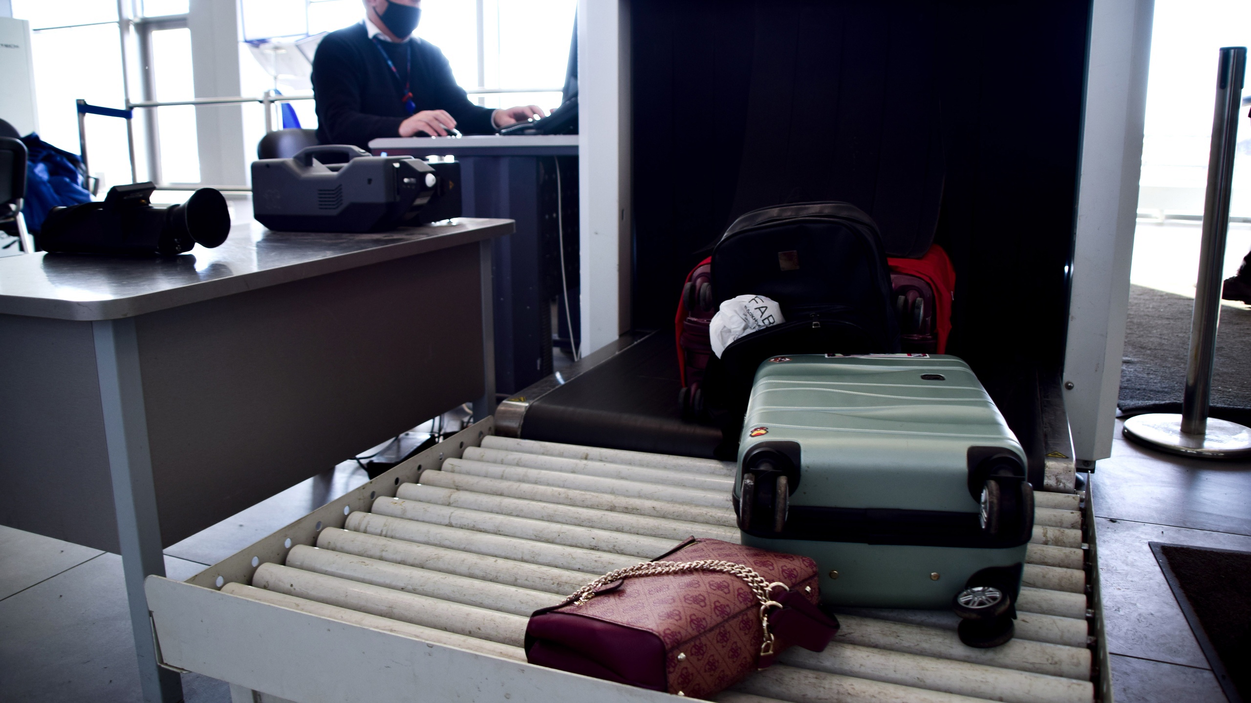 Запрещенный багаж: что находят в чемоданах и ручной клади челябинские таможенники