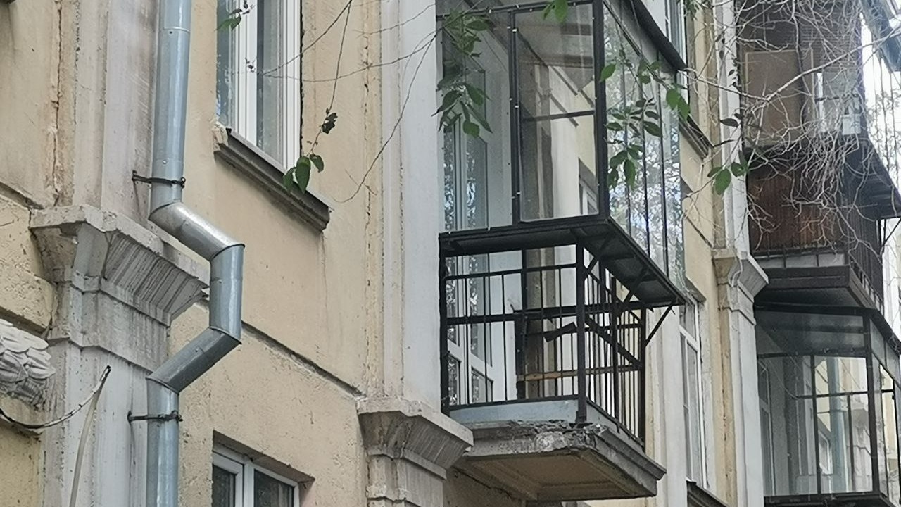 В Магнитогорске разгорелся спор из-за сноса балконов в старом доме
