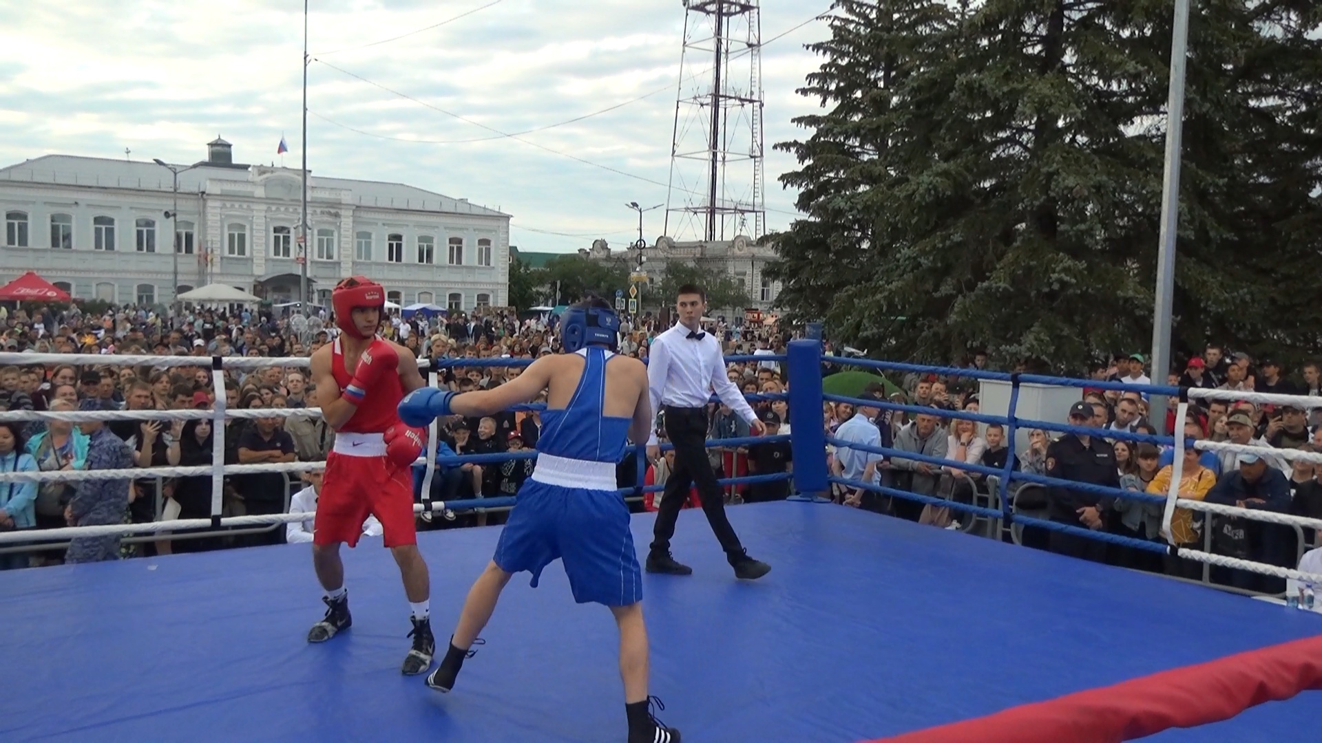 Ринг под открытым небом: матчевая встреча южноуральских боксеров в Троицке 