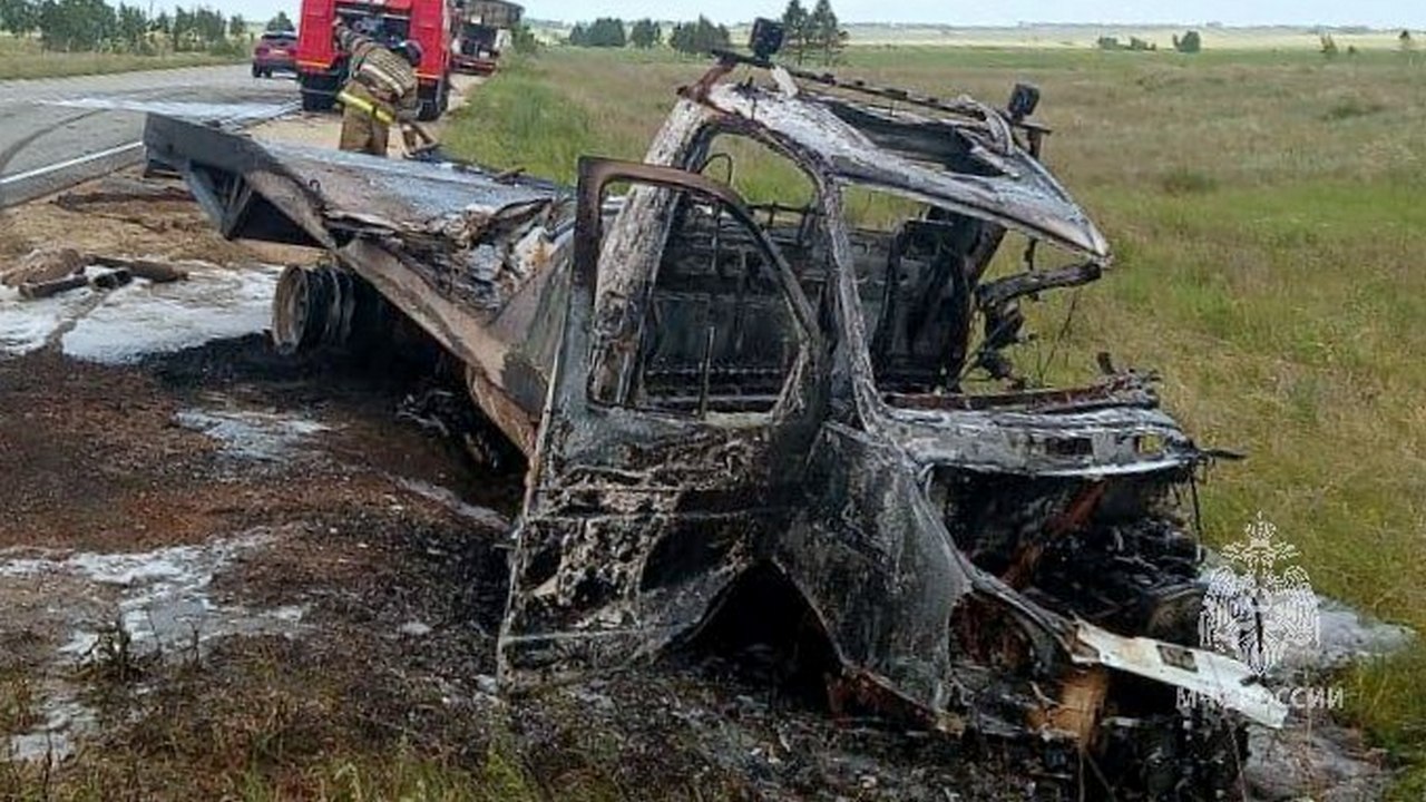 "ГАЗель" загорелась после столкновения с грузовиком в Челябинской области