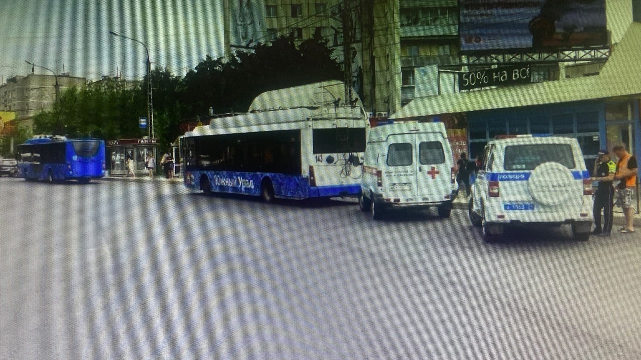 В Челябинской области троллейбус с пассажирами сбил женщину