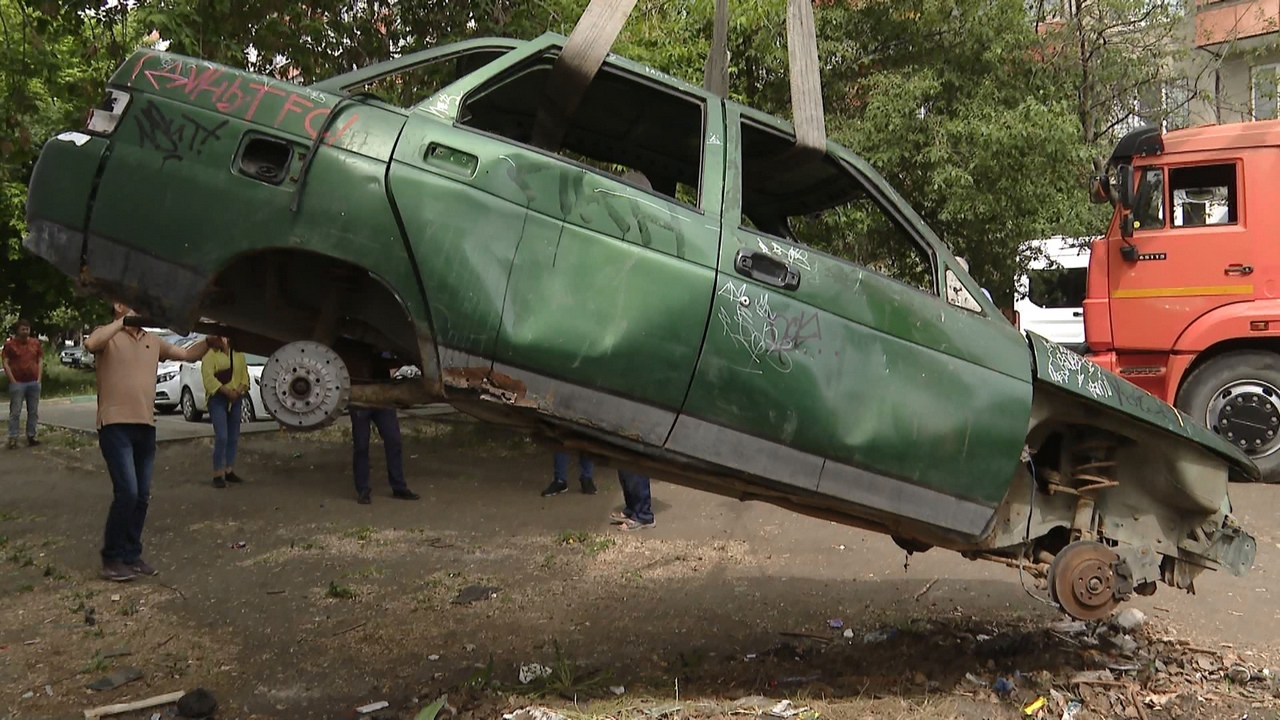 Как в Челябинске убирают из дворов брошенный автохлам