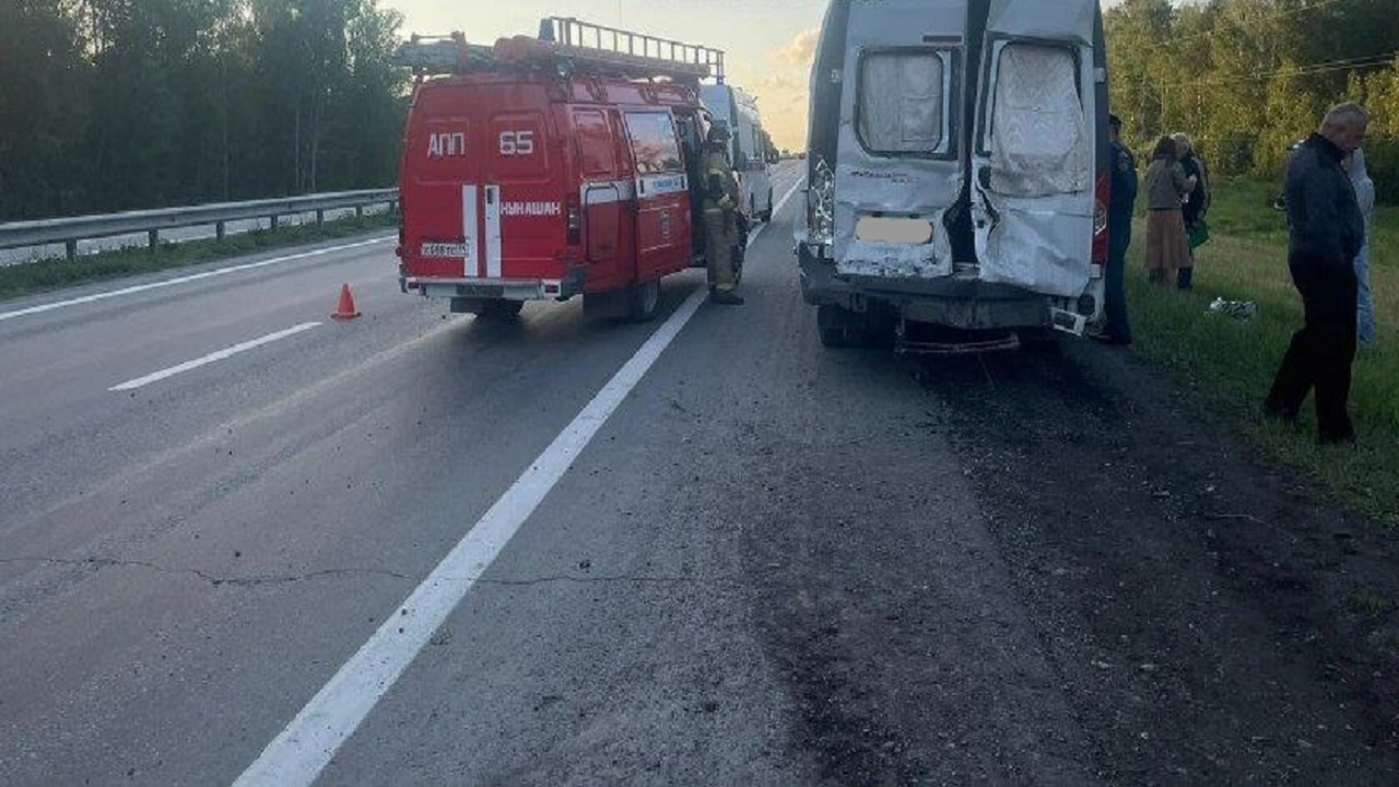 Маршрутка с пассажирами столкнулась с фурой на трассе М5 в Челябинской области