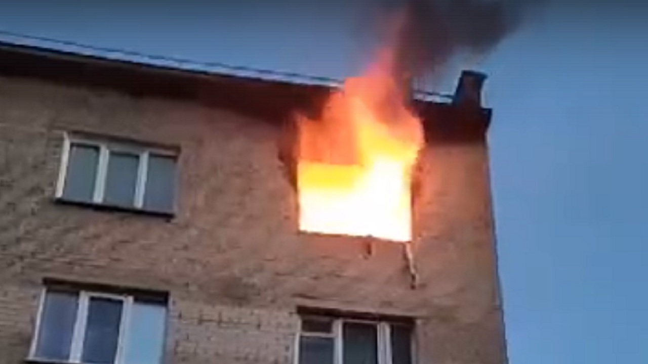 Пламя из окна: квартира вспыхнула в пятиэтажке в Челябинской области ВИДЕО