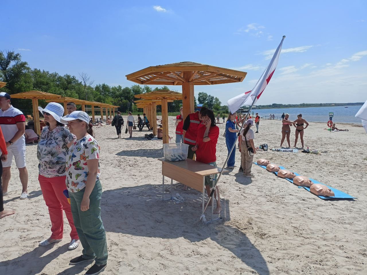 Как помочь утопающему: сотрудники экстренных служб провели мастер-класс в Челябинске  