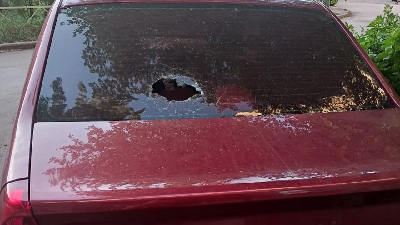 В Магнитогорске пенсионерка камнем разбила стекло чужой машины