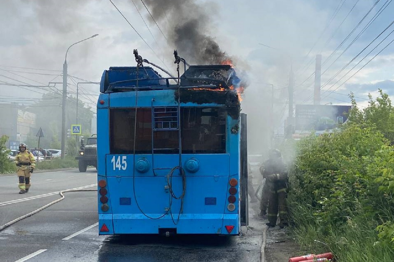 Троллейбус загорелся  на ходу в Челябинской области ВИДЕО