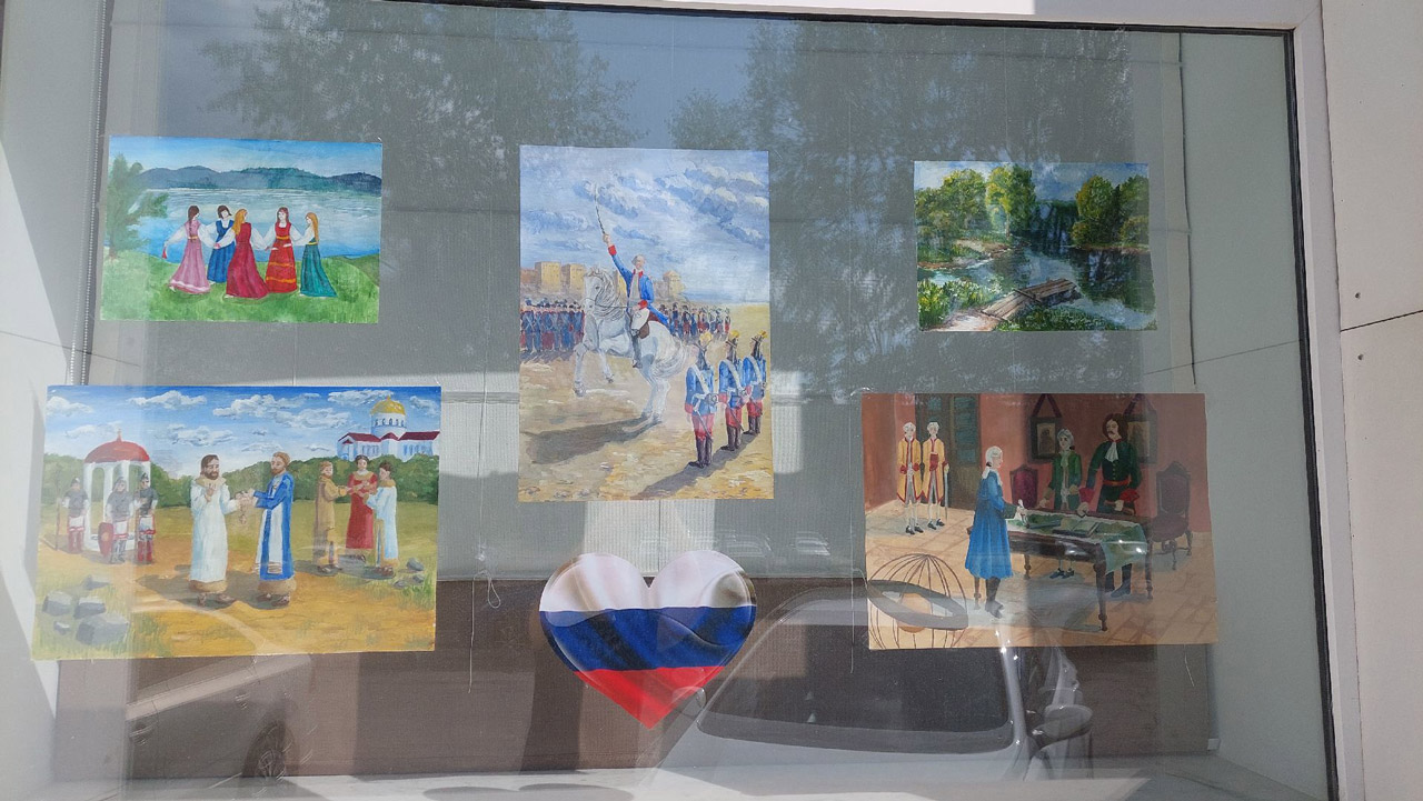 Окна в художественной школе Челябинска украсили рисунками в преддверии Дня России Окна в художественной школе Челябинска украсили рисунками в преддверии Дня России