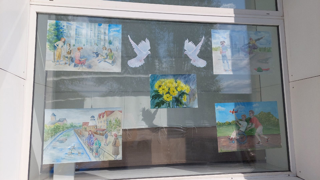 Окна в художественной школе Челябинска украсили рисунками в преддверии Дня России