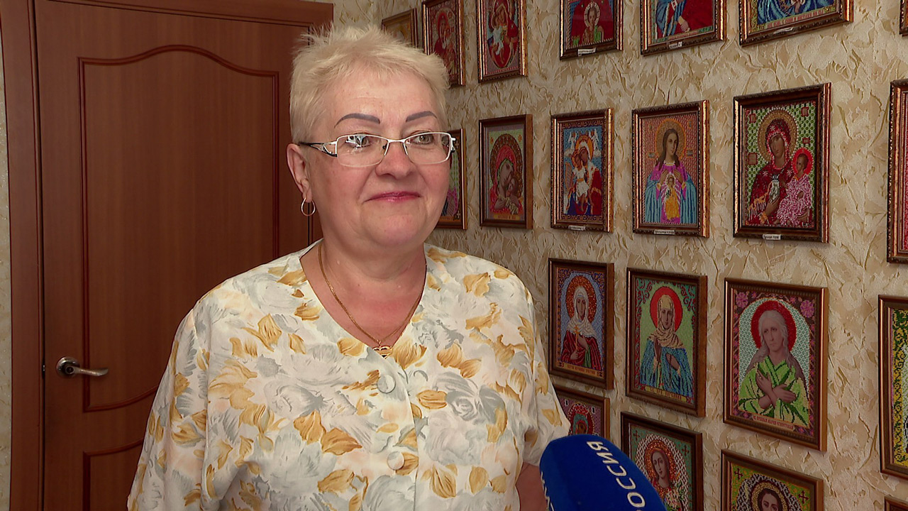 По 5 тысяч бусинок: жительница Челябинска создает иконы из бисера