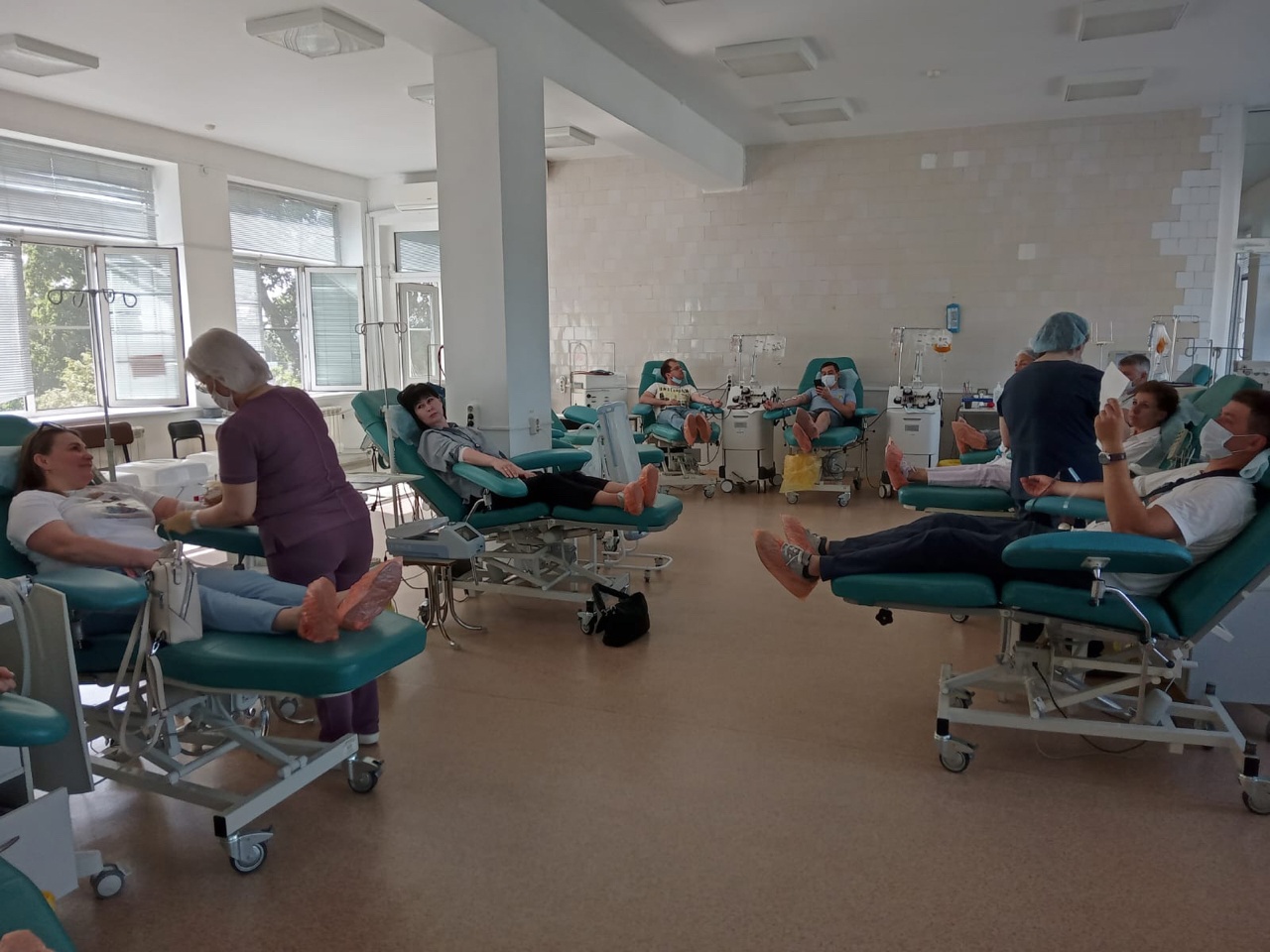 Корпоративное донорство: нотариусы в Челябинске сдали 15 литров крови   