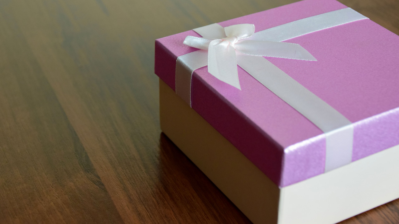 Неуместно и бестактно: какие подарки могут обидеть получателя