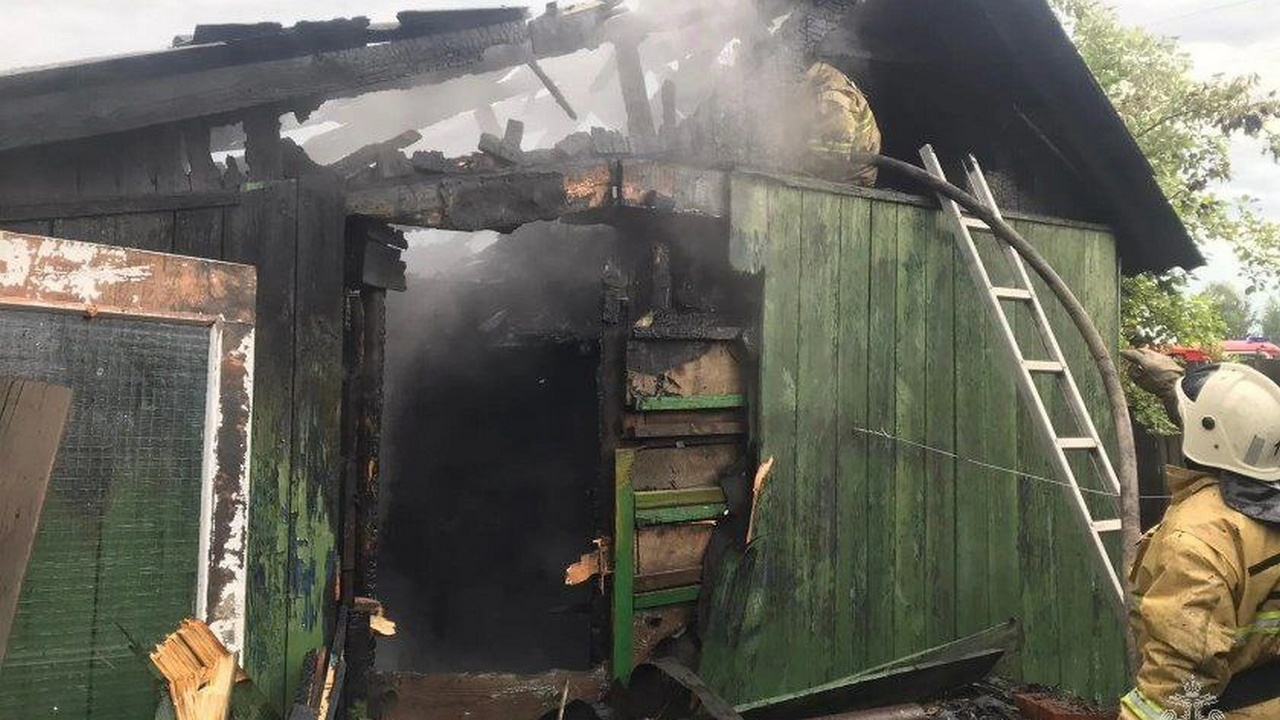 Садовый дом загорелся в Челябинской области после удара молнии