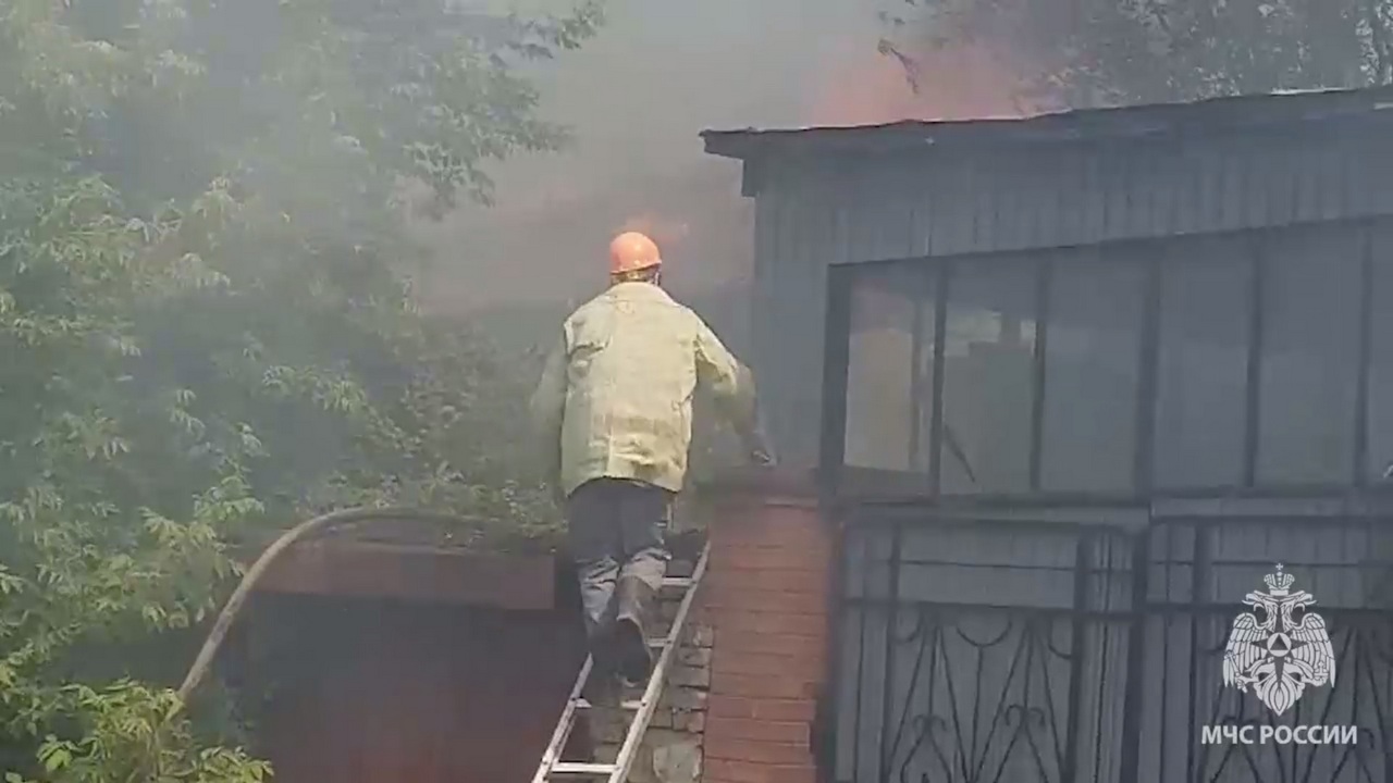 Жилой дом загорелся в частном секторе Челябинска