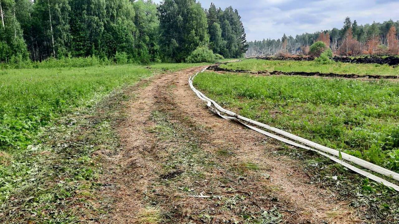 В Челябинской области три недели тушат крупный торфяной пожар