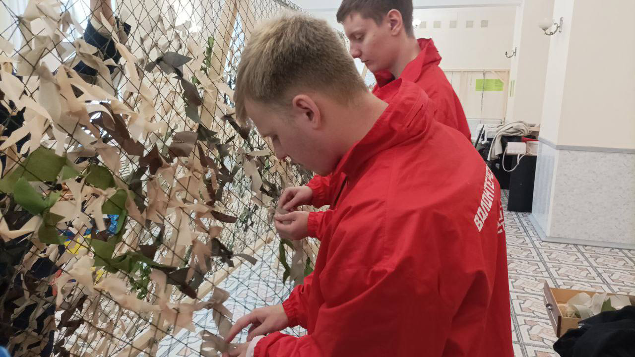 В Челябинской области молодежь плетет маскировочные сети для участников СВО В Челябинской области молодежь плетет маскировочные сети для участников СВО