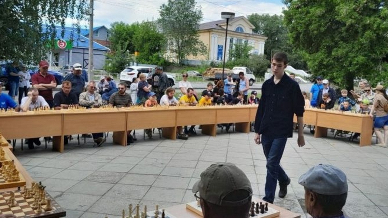 В Челябинской области студент одновременно сыграл 35 шахматных партий В Челябинской области студент одновременно сыграл 35 шахматных партий