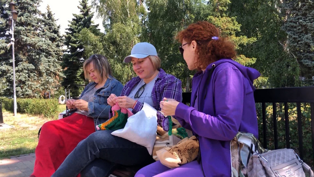 С нитками в парке: как в Челябинске отметили "День вязания на публике"