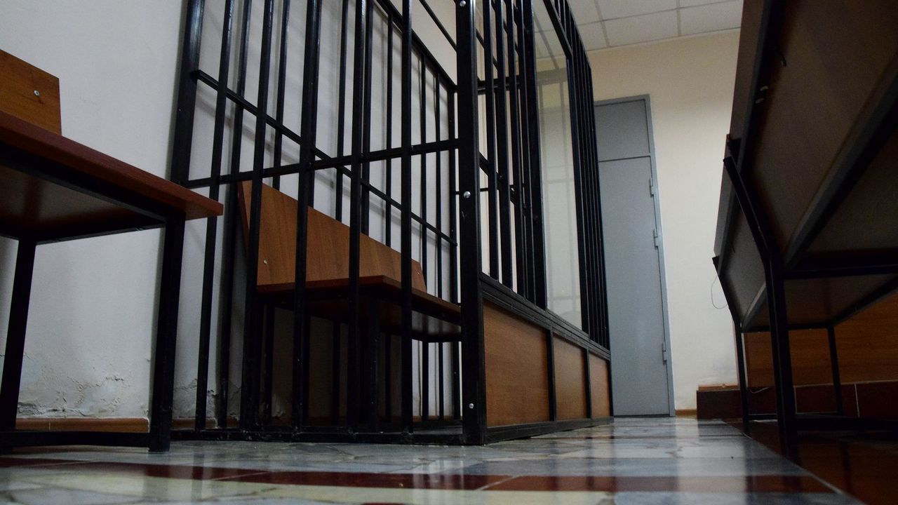 Житель Челябинска получил срок за кражу в театре 10 ценных дверных ручек