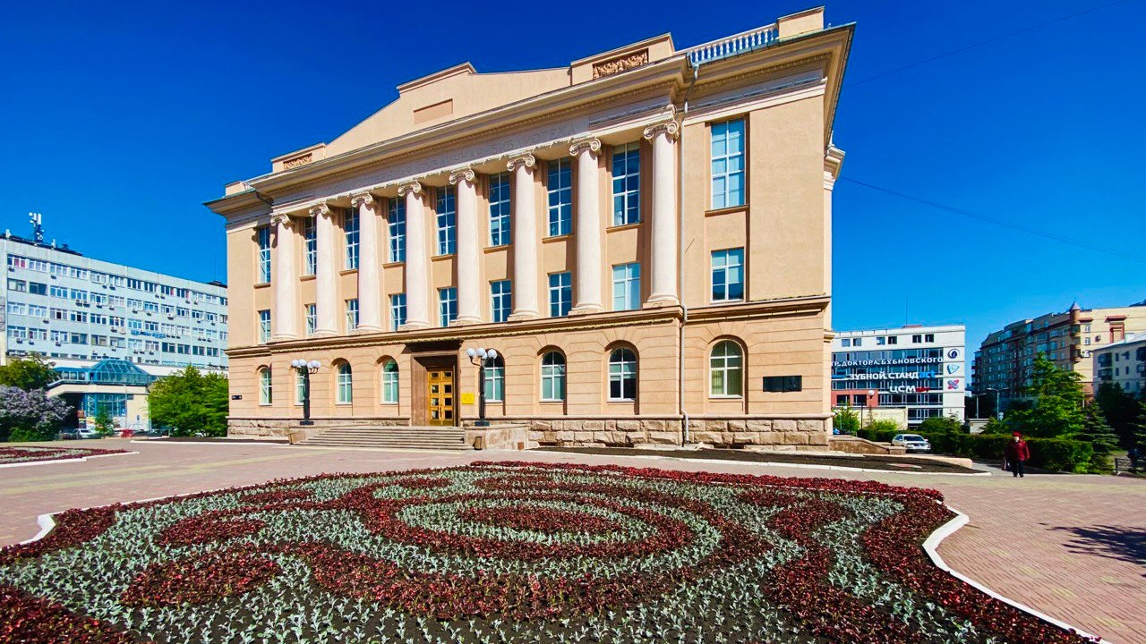 Почти 330 тысяч цветов высадили в центре Челябинска Почти 330 тысяч цветов высадили в центре Челябинска