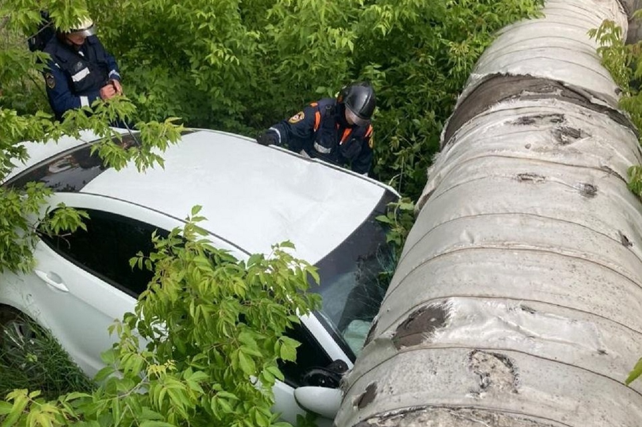 Автомобиль вылетел с дороги и застрял под трубами теплотрассы в Челябинске Автомобиль вылетел с дороги и застрял под трубами теплотрассы в Челябинске